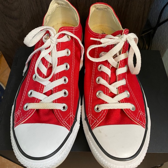 Converse all stars low. Red 7.5s - Picture 1 of 4